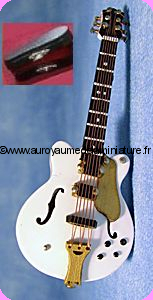 MagiDeal Guitare Classique Instrument De Musique Miniature pour 1:12 Maison de Poupée 