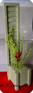 Set complet, ARBUSTE fleuri + BAC, 
Support en BOIS, Coloris Vert clair
