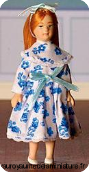 PERSONNAGE miniature FILLE robe fleurie,
Qualité EMPORIUM ++ 